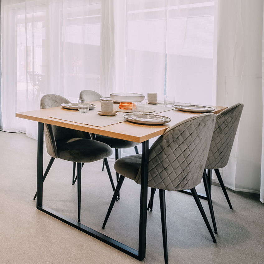 Møblert spisestue med spisebord, stoler og kjøkkentilbehør